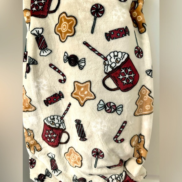 Beautiful Evergreen Home throw: perfect for coffee and coca and a movie☕️ - Picture 1 of 5